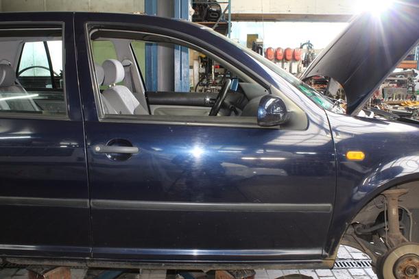 Foto: TÜR VORN RECHTS ( 4/5 TÜRER ) eines VW Golf 1.4