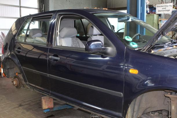 Foto: TÜR VORN RECHTS ( 4/5 TÜRER ) eines VW Golf 1.4