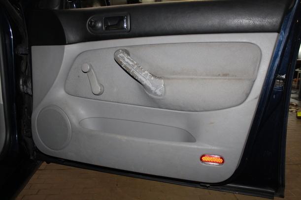 Foto: TÜR VORN RECHTS ( 4/5 TÜRER ) eines VW Golf 1.4