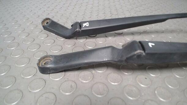 Foto: SCHEIBENWISCHERARME VORN eines VW Golf 1.4