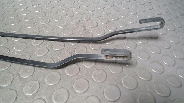 Foto: SCHEIBENWISCHERARME VORN eines VW Golf 1.4