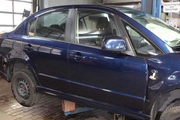 Foto: TÜR VORN RECHTS ( STUFENHECK ) eines Suzuki SX4 1.6 VVT