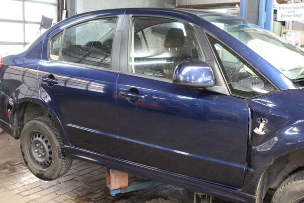Foto: TÜR VORN RECHTS ( STUFENHECK ) eines Suzuki SX4 1.6 VVT