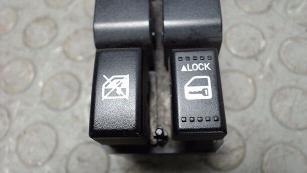Foto: FENSTERHEBERSCHALTER LINKS eines Suzuki SX4 1.6 VVT GLX