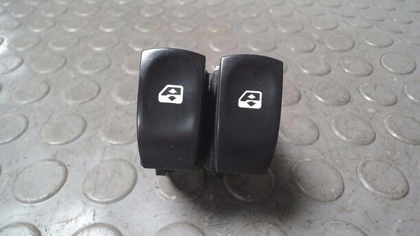 Foto: FENSTERHEBERSCHALTER eines Renault Clio 1.2 16V GLXi