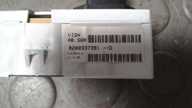 Foto: GURTANZEIGE/ DISPLAY GURT eines Renault Clio 1.2 16V GLXi