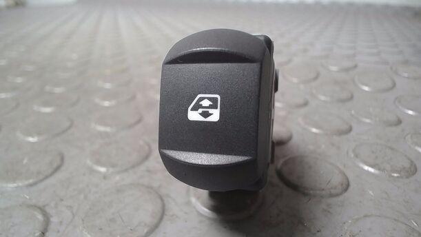 Foto: FENSTERHEBERSCHALTER eines Renault Clio 1.2 16V GLX