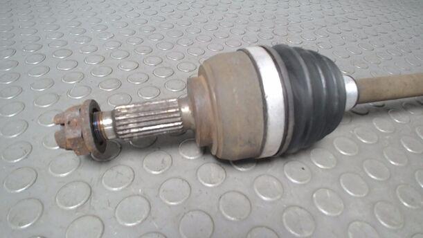 Foto: ANTRIEBSWELLE LINKS ( SCHALTGETRIEBE ) eines Renault Clio 1.2 16V GLX