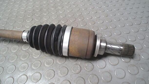 Foto: ANTRIEBSWELLE LINKS ( SCHALTGETRIEBE ) eines Renault Clio 1.2 16V GLX