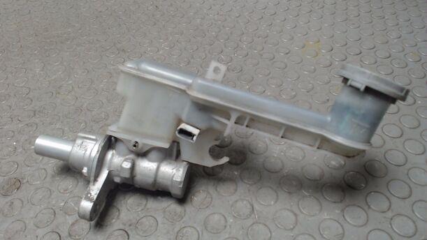 Foto: HAUPTBREMSZYLINDER eines Suzuki SX4 1.6 VVT GLX