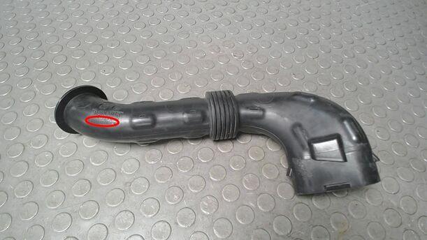 Foto: ANSAUGSCHLAUCH/ FRISCHLUFTANSAUGSTÜCK eines Renault Clio 1.2 16V GLX
