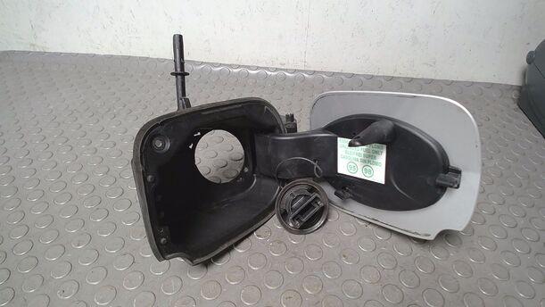 Foto: TANKKLAPPE/ TANKDECKEL eines Renault Clio 1.2 16V GLX