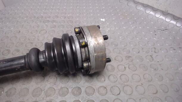 Foto: ANTRIEBSWELLE LINKS eines Audi 100 CC