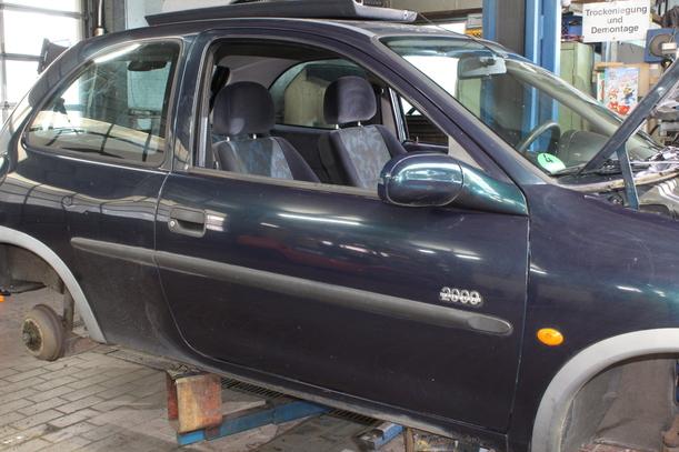 Foto: TÜR VORN RECHTS ( 2/3 TÜRER ) eines Opel Corsa 12V CC
