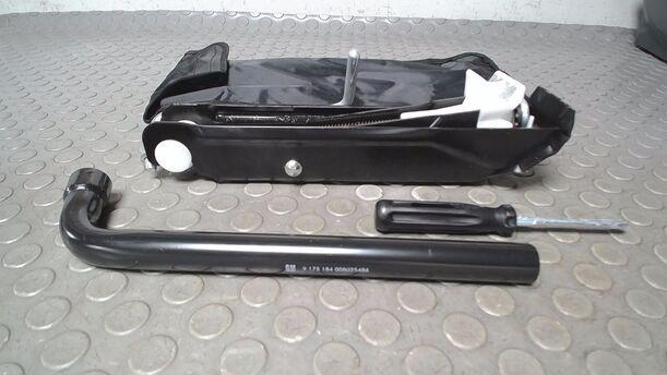 Foto: WAGENHEBER/ BORDWERKZEUG eines Opel Corsa 12V Business