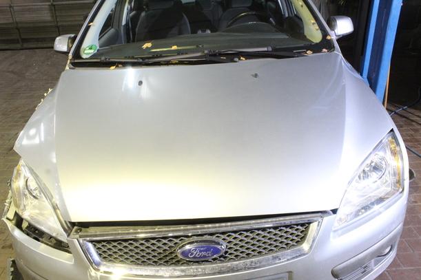 Foto: MOTORHAUBE ( VOR FACELIFT ) eines Ford Focus 1.6 Ti-VCT Business