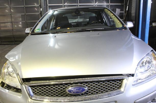 Foto: MOTORHAUBE ( VOR FACELIFT ) eines Ford Focus 1.6 Ti-VCT Business
