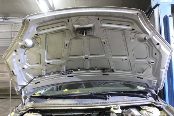 Foto: MOTORHAUBE ( VOR FACELIFT ) eines Ford Focus 1.6 Ti-VCT Business