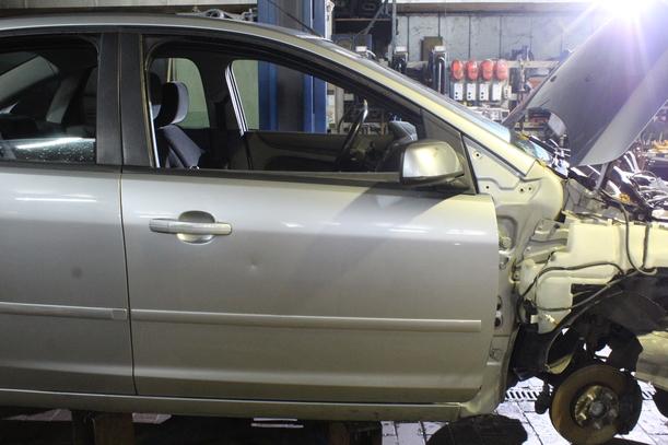 Foto: TÜR VORN RECHTS ( 4/5 TÜRER / VOR FACELIFT ) eines Ford Focus 1.6 Ti-VCT Business