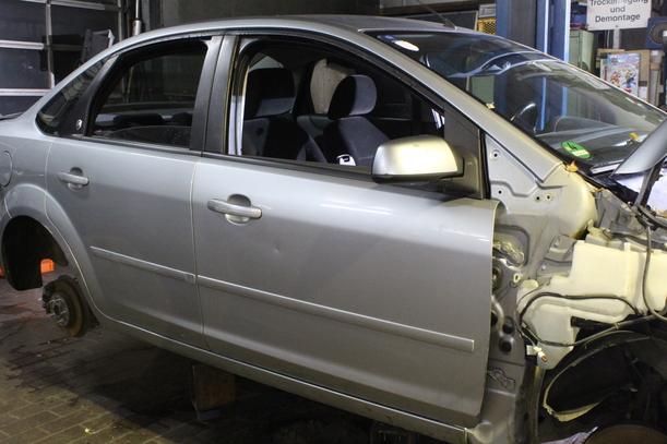 Foto: TÜR VORN RECHTS ( 4/5 TÜRER / VOR FACELIFT ) eines Ford Focus 1.6 Ti-VCT Business