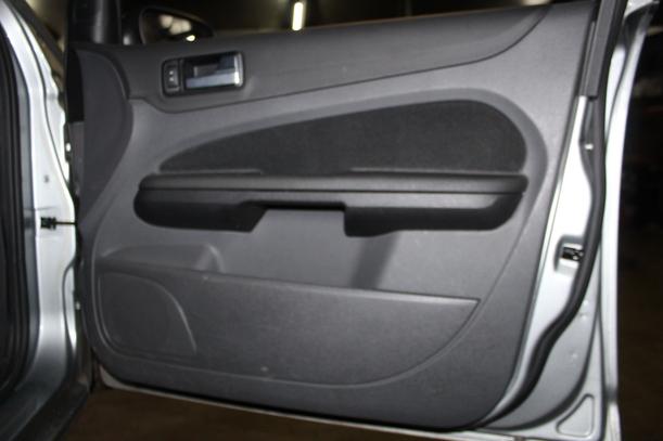 Foto: TÜR VORN RECHTS ( 4/5 TÜRER / VOR FACELIFT ) eines Ford Focus 1.6 Ti-VCT Business