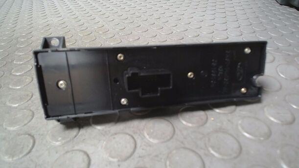 Foto: FENSTERHEBERSCHALTER eines Ford Focus 1.6 Ti-VCT Business