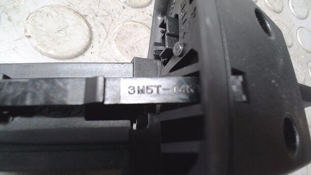Foto: SCHALTER RADIOBEDIENUNG eines Ford Focus 1.6 Ti-VCT Business
