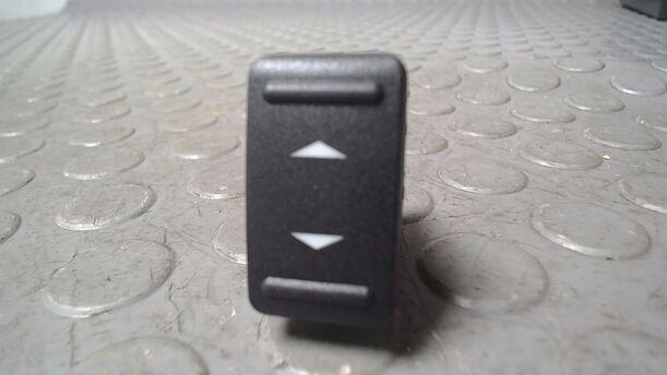 Foto: FENSTERHEBERSCHALTER RECHTS eines Ford Focus 1.6 Ti-VCT Business
