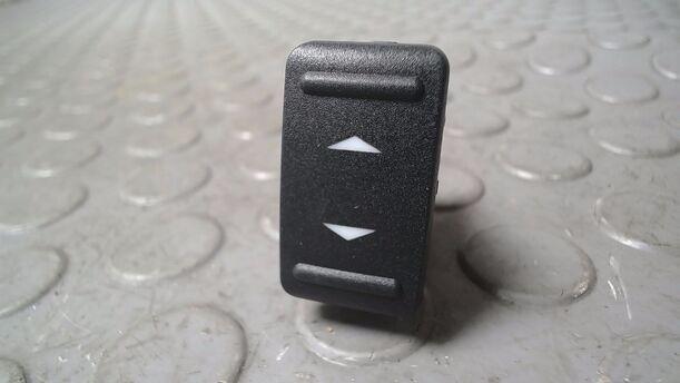 Foto: FENSTERHEBERSCHALTER HINTEN eines Ford Focus 1.6 Ti-VCT Business
