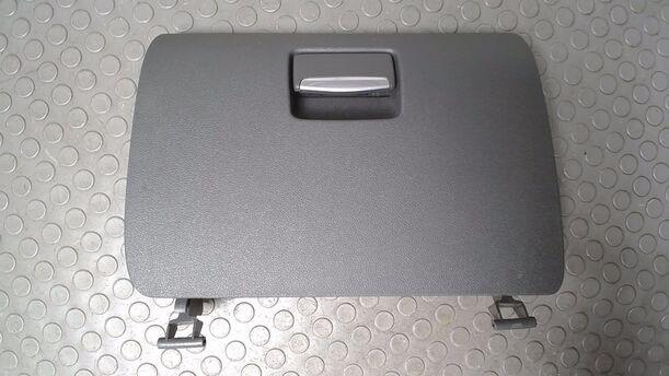 Foto: HANDSCHUHFACHKLAPPE eines Ford Focus 1.6 Ti-VCT Business