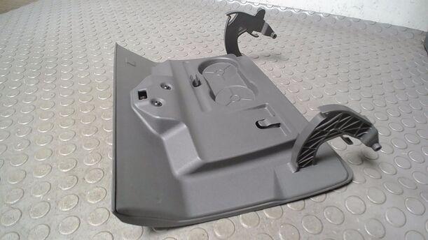 Foto: HANDSCHUHFACHKLAPPE eines Ford Focus 1.6 Ti-VCT Business