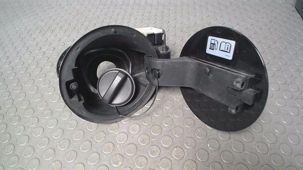 Foto: TANKKLAPPE/ TANKDECKEL ( INKL. VERRIEGELUNGSMOTOR ) eines Opel Mokka 1.4 Turbo ecoFLEX Start/Stop SX