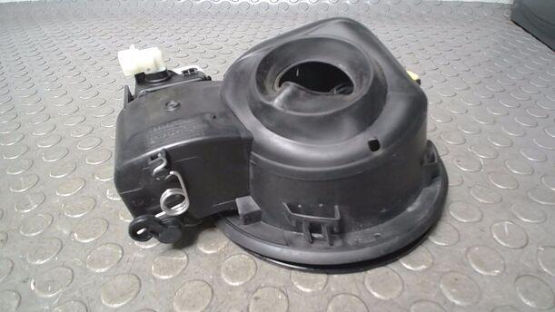 Foto: TANKKLAPPE/ TANKDECKEL ( INKL. VERRIEGELUNGSMOTOR ) eines Opel Mokka 1.4 Turbo ecoFLEX Start/Stop SX