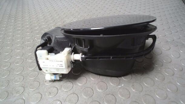 Foto: TANKKLAPPE/ TANKDECKEL ( INKL. VERRIEGELUNGSMOTOR ) eines Opel Mokka 1.4 Turbo ecoFLEX Start/Stop SX