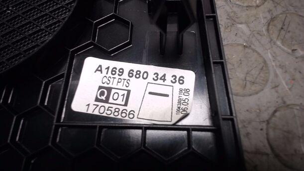 Foto: RADIOBLENDE MITTIG (MIT PDC ANZEIGE) eines Mercedes-Benz B 180 CDI SX