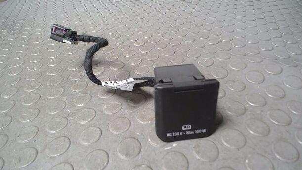 Foto: STECKDOSE 230V/ ZUBEHÖRSTECKDOSE HINTEN eines Opel Mokka 1.4 Turbo ecoFLEX Start/Stop SX