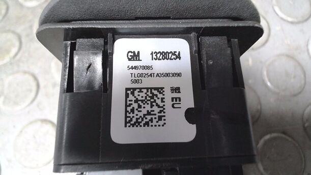 Foto: STECKDOSE 230V/ ZUBEHÖRSTECKDOSE HINTEN eines Opel Mokka 1.4 Turbo ecoFLEX Start/Stop SX