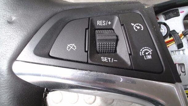 Foto: LEDERLENKRAD ( OHNE AIRBAG ) eines Opel Mokka 1.4 Turbo ecoFLEX Start/Stop SX