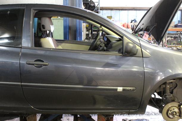 Foto: TÜR VORN RECHTS (2/3-TÜRER) eines Renault Clio 1.5 dCi SX