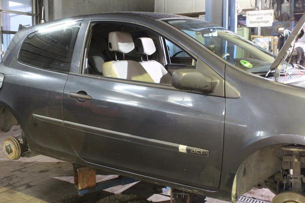 Foto: TÜR VORN RECHTS (2/3-TÜRER) eines Renault Clio 1.5 dCi SX