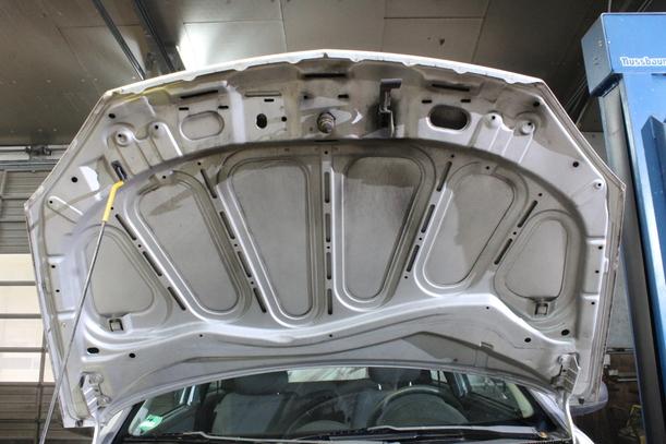 Foto: MOTORHAUBE ( LACKIERUNGSBEDÜRFTIG ) eines Opel Corsa 1.0 12V SX