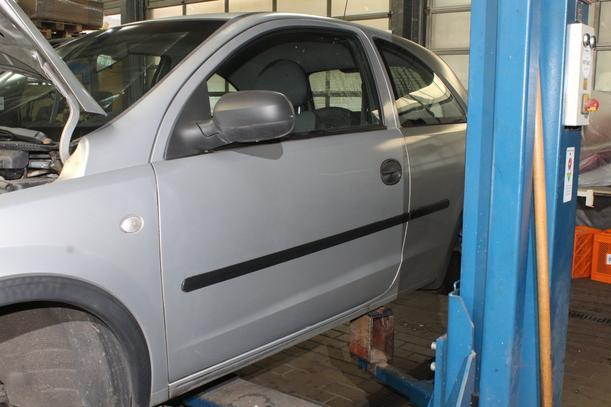 Foto: TÜR LINKS ( 2/3 TÜRER ) eines Opel Corsa 1.0 12V SX