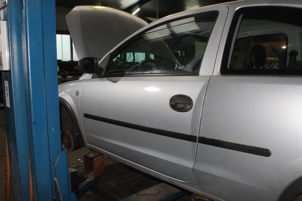 Foto: TÜR LINKS ( 2/3 TÜRER ) eines Opel Corsa 1.0 12V SX
