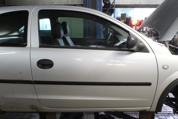 Foto: TÜR RECHTS ( 2/3 TÜRER ) eines Opel Corsa 1.0 12V SX