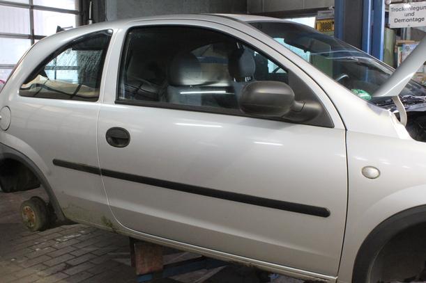 Foto: TÜR RECHTS ( 2/3 TÜRER ) eines Opel Corsa 1.0 12V SX