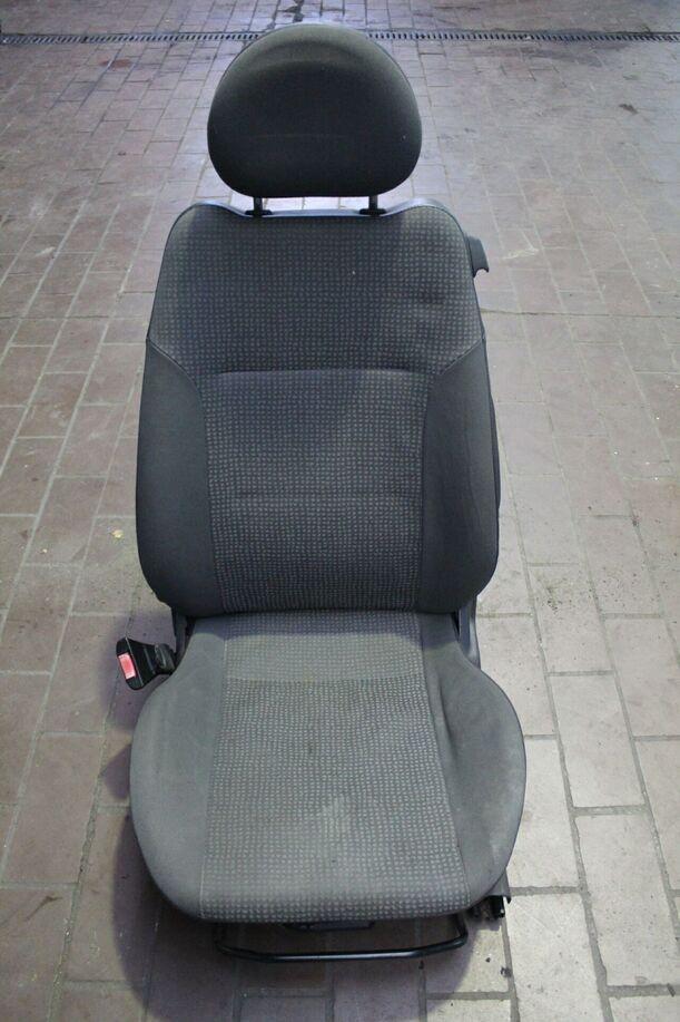 Foto: FAHRERSITZ/ SITZ VORN LINKS ( 2/3 TÜRER ) eines Opel Corsa 1.0 12V SX