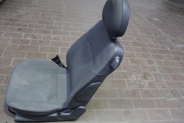 Foto: FAHRERSITZ/ SITZ VORN LINKS ( 2/3 TÜRER ) eines Opel Corsa 1.0 12V SX