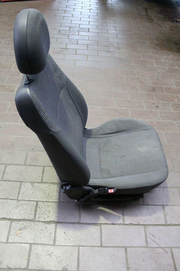 Foto: FAHRERSITZ/ SITZ VORN LINKS ( 2/3 TÜRER ) eines Opel Corsa 1.0 12V SX