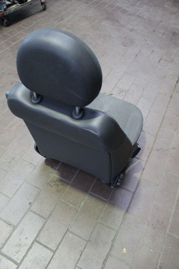Foto: FAHRERSITZ/ SITZ VORN LINKS ( 2/3 TÜRER ) eines Opel Corsa 1.0 12V SX