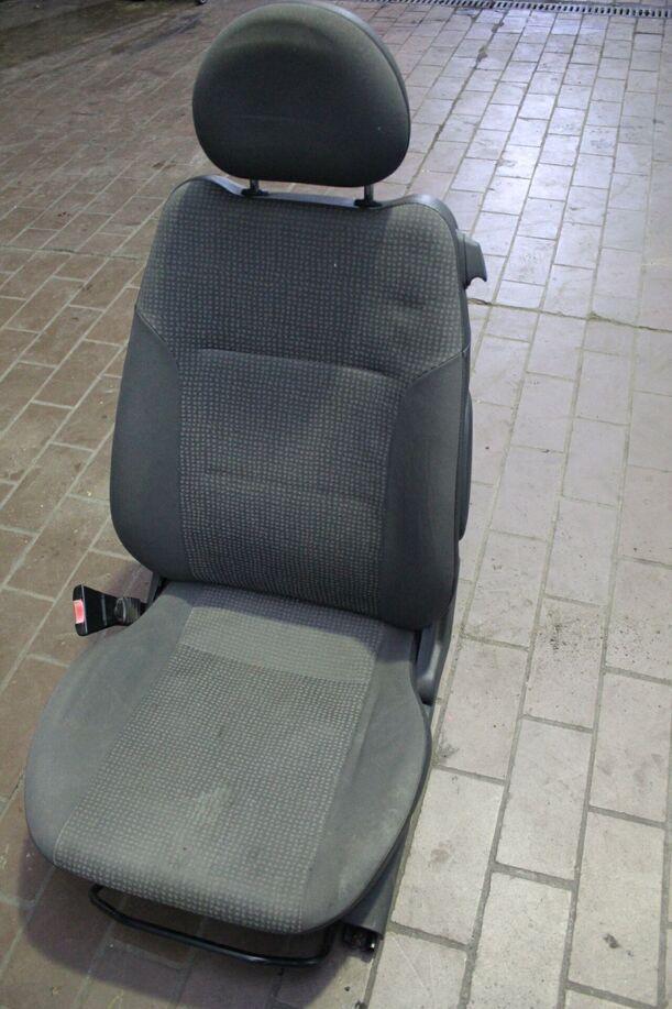 Foto: FAHRERSITZ/ SITZ VORN LINKS ( 2/3 TÜRER ) eines Opel Corsa 1.0 12V SX